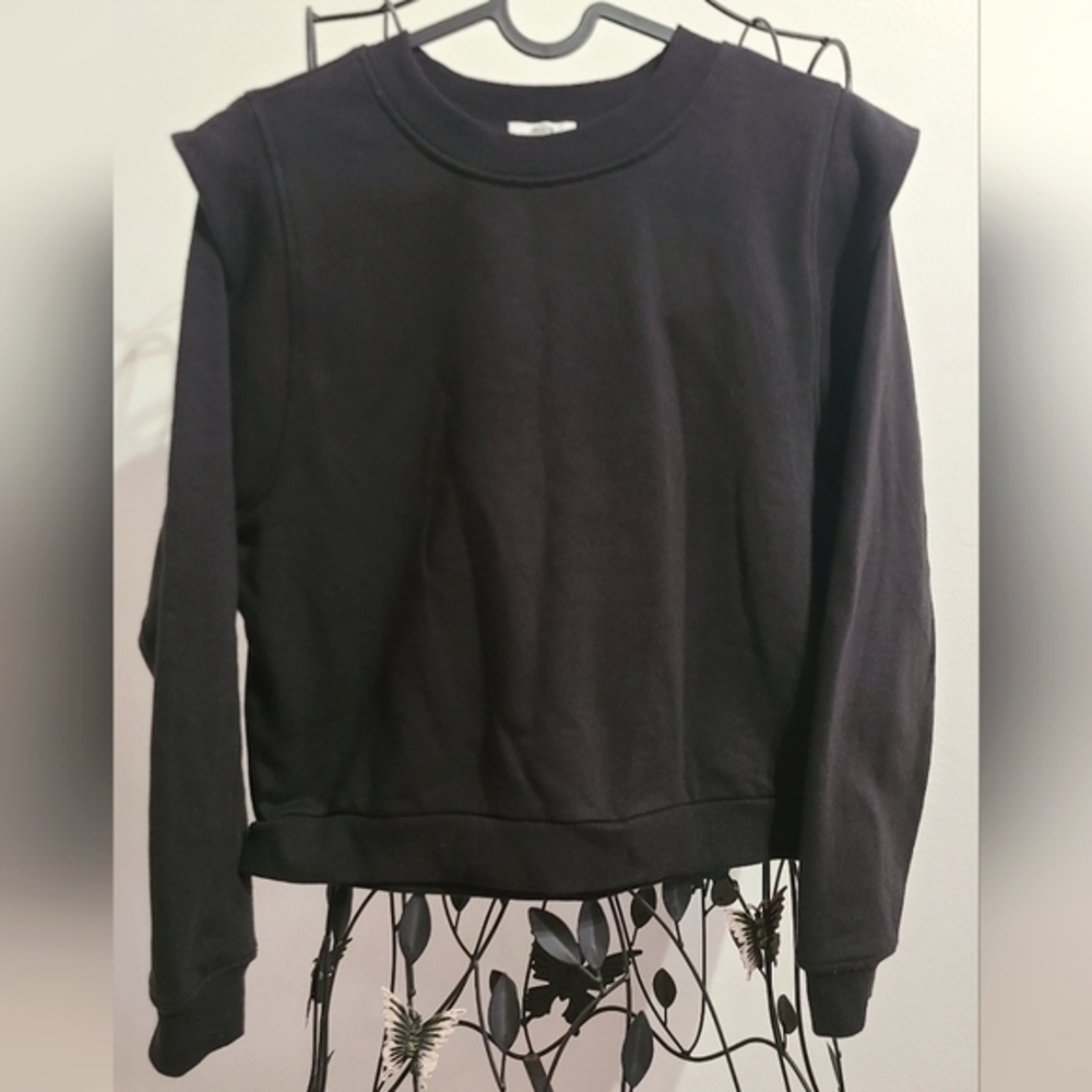 Sweater with larger‎ shoulder